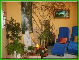 Ruheraum bei Kerzenschein und Wellnessmusik