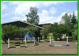 Reithalle mit Platz