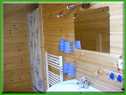 Bad und Dusche obere Wohnung