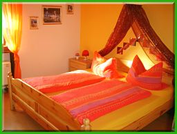 Schlafzimmer Haus Rottal mit Rosen-Arrangement info unter www.pension-grafenhof.com oder www.pension-grafenhof.de in Bühlerzell-Hinterwald bei Aalen Ellwangen und Schwäbisch-Hall