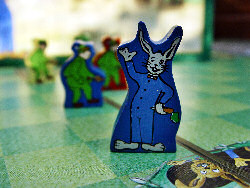 Die Spielfigur Hase aus Holz im Brettspiel Pferdemist