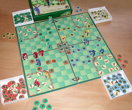 Vier Spieler, vier Spielfiguren, jede Menge Mist und Gemüse - Bestandteile der Brettspiel Variante Pferdemist Aufnahme einer Spielsituation bei der Brettspiel Variante Pferdemist
