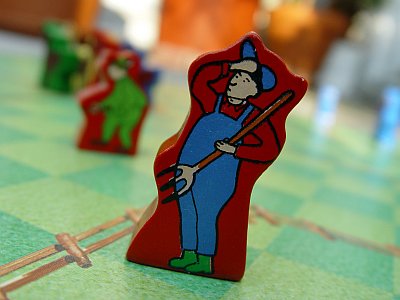 Das Brettspiel Pferdemist hat vier Figuren aus Holz: Pferd, Bauer, Hase, Jäger. Abbildung hier: Die Spielfigur Bauer aus dem Brettspiel Pferdemist Die Spielfigur Bauer aus dem Brettspiel Pferdemist