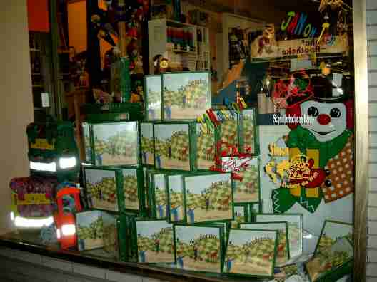 Ein Schaufenster voller Brettspiele - dem Brettspiel Pferdemist
