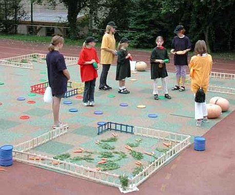 Spielszene "Pferdemist live" mit Sch&uuml;lern der Liebfrauenschule anl&auml;&szlig;lich des 1. Hessischen Familientages in Bensheim