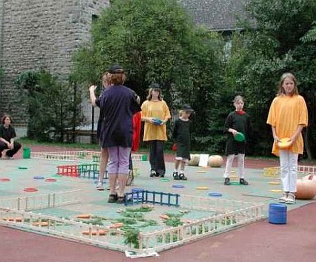 Die B&auml;uerin mit dem meisten Mist hat gewonnen: "Pferdemist live" mit Sch&uuml;lern der Liebfrauenschule anl&auml;&szlig;lich des 1. Hessischen Familientages in Bensheim