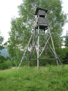 Ein J&auml;gerstand- genau die richtige Plattform, um nach Hasen Ausschau zu halten - wie im Brettspiel Pferdemist