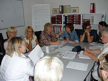 Bei der Rotk�ppchen Pflegedienst GmbH arbeiten neben den Kontaktpersonen in der Zentrale vor allem pflegerische Mitarbeiter/innen, die in der Regel examinierte Gesundheits- und Krankenpfleger/innen, Altenpfleger/innen, Krankenpflegehelfer/innen oder Schwesternhelfer/innen sind.