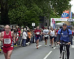 Der Doc kommt: Jörn Dethloff, hier beim Ruhr-Marathon 2007 mit dem Fahrrad unterwegs, ist gerne in der Leistungs-Diagnostik aktiv.