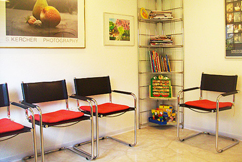 Zahnarztpraxis Heidelberg-Ziegelhausen Ewa Kirsch - das Wartezimmer mit Kinderspielzeug