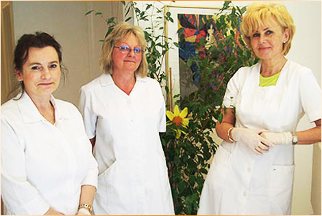 Das Praxis-Team der Zahnarzt-Praxis von Dipl. Stom. Ewa Kirsch: Frau Pieruszka, Frau Maurer und Frau Ewa Kirsch