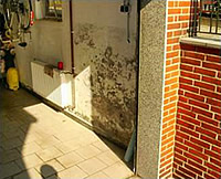 Versalzungen / Garagenwand