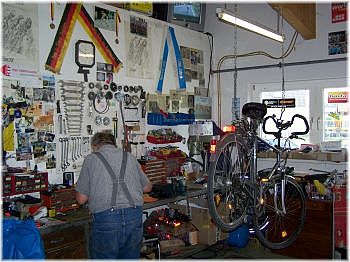 Auch die Mitarbeiter im Radsporthaus Maier helfen stark mit