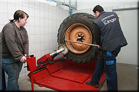 Montiermaschine f&uuml;r LKW und Traktorreifen