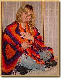 Jasmyne Berg mit H�nden in Herz Chakra Position