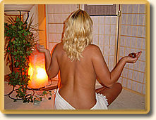 Reikimeister Jasmyne Berg bei der Meditation