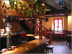 Salle rez de chauss� + bar