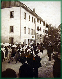 Buntes Treiben vor dem Gasthaus zum Hecht anno 1923