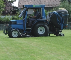 Rasenm&auml;hertraktor