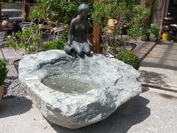 Brunnen mit Broncefigur