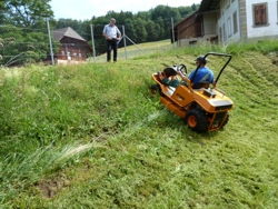 Steile Böschungen effizient mähen