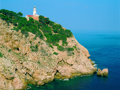 K01_090_Cala_Ratjada_Felsk�ste_und_Leuchtturm_Mallorca_Balearen_Spanien.jpg