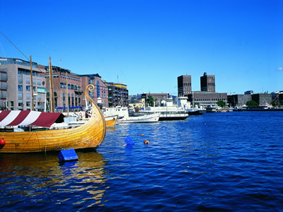 K05_028_Aker_Brygge_und_Rathaus_Oslo_Norwegen.jpg