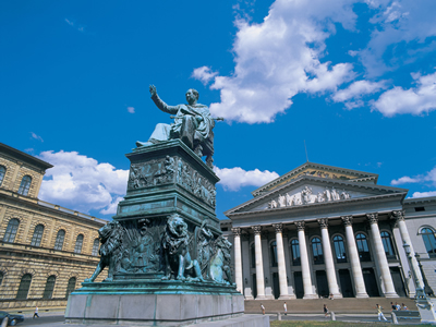 K20_020_Maximilian_Denkmal_am_Max-Joseph_Platz_M�nchen_Bayern_Deutschland.jpg