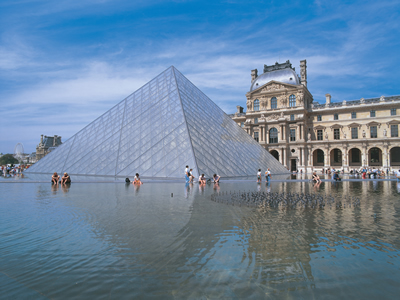 K22_001_Glaspyramide_vor_Louvre_Paris_Frankreich.jpg