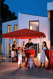 Die K�stlichkeiten des Buffets finden Schutz vor der Sonne, der festlich geschm�ckten Tafel verleiht Toscana einen Rahmen.