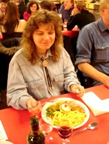 Die Kassierin degustiert das Menu...