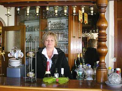Die_Wirtin_am_Tresen