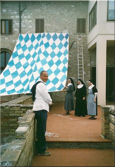 Assisi 2007, die Schwestern vom Kloster Santa Croce und die Bayerische Flagge