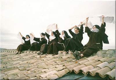 Assisi 2007, die Schwestern vom Kloster Santa Croce winken dem Hl. Vater