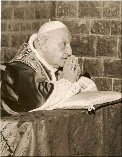 Johannes XXIII an der Tomba des hl. Franziskus