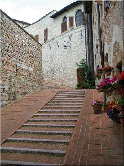 Weg zum Kloster Santa Croce in Assisi