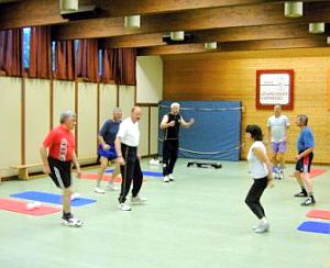 Männergymnastik in der Sporthalle in Garnberg