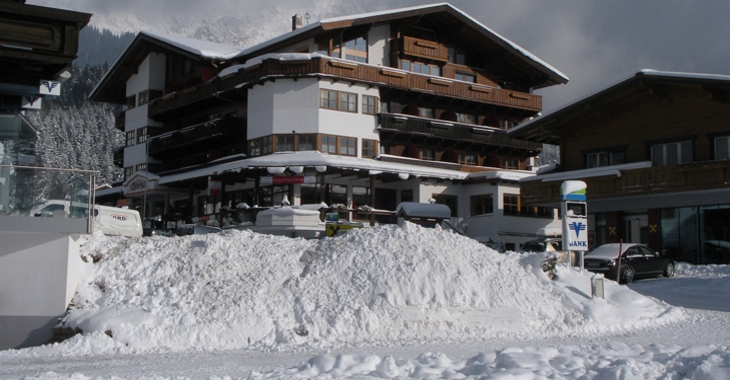 Hotel Alpin Scheffau Abfahrt zum Skilift