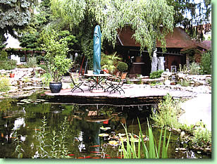 Terasse �ber einem Gartenteich