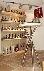 Weinregal und NirosterTisch mit Sandsteinblatte