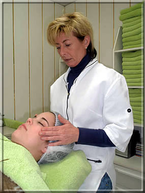 Vreni Schmucki mit Kundin im Kosmetik- und Fusspflegestudio in M�genwil, AG