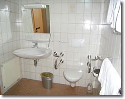 behindertengerechte Toilette