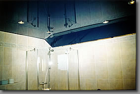 Badezimmerdecke mit Abwinkelung