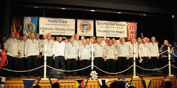 Gesamtchor mit 140 S�ngern und Musikanten am Jubil�umskonzert vom 20. Juni 2009 im Saal des Erlibacherhofs in Erlenbach am Z�richsee