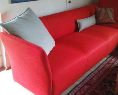 Sofa in Filz bezogen