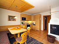Esszimmer mit integrierter K�che in der Ferienwohnung in K�nigsleiten in �sterreich