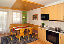 Esszimmer mit integrierter K�che in der Ferienwohnung in K�nigsleiten in �sterreich