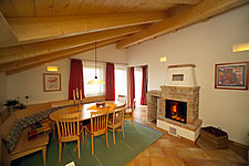 Esszimmer mit Kamin in den Ferienwohnungen in K&ouml;nigsleiten - Zillertal Arena, &Ouml;sterreich, Salzburger Land, Tirol