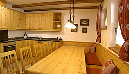 Urgem&uuml;tliche Stube in der Skih&uuml;tte in Hochkrimml / Silberleiten - Zillertal Arena, &Ouml;sterreich, Salzburger Land, Tirol