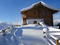 eingeschneite Skih&uuml;tte in der Zillertal Arena